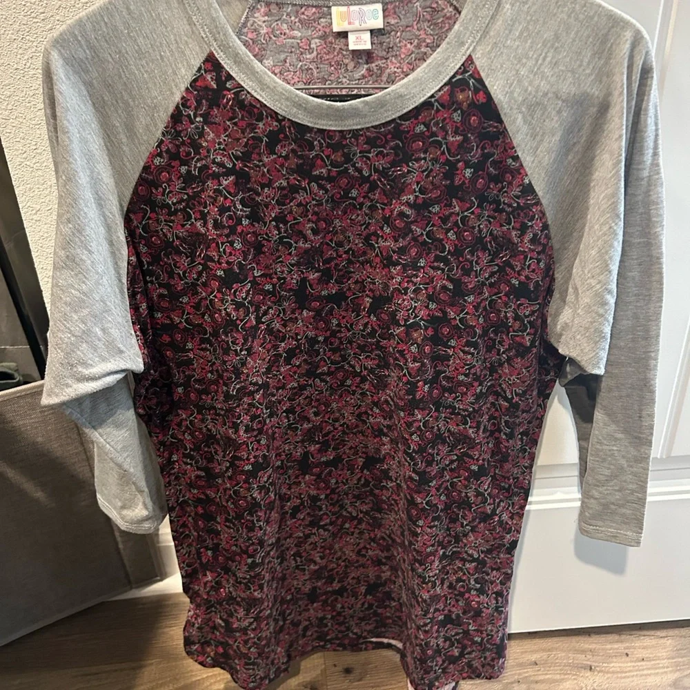 Gray, Red, Green and Black Women's Top - Picture 1 of 2